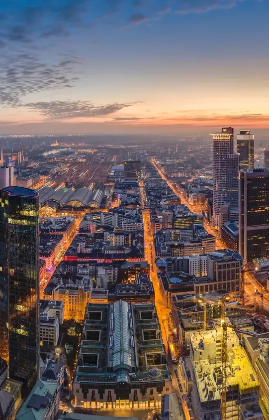 Frankfurt am Main bei Nacht aus der Luft