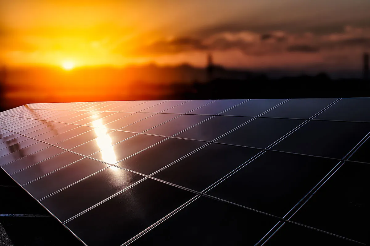 Solarmodule im Sonnenuntergang